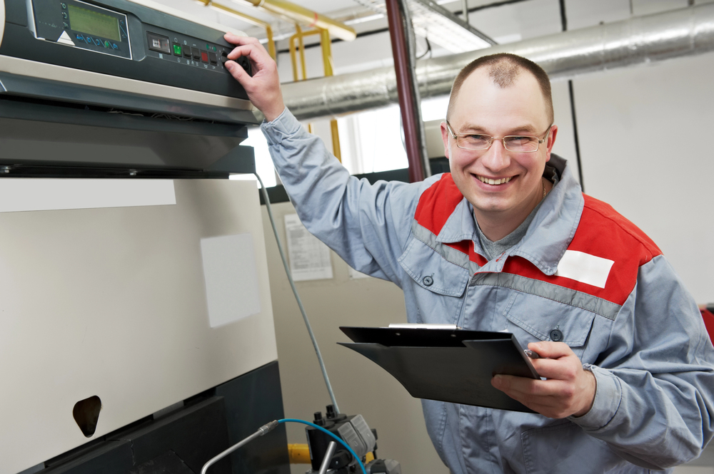 Depositphotos_5745209_S Prüfer dokumentiert die Prüfung in einem Technikraum